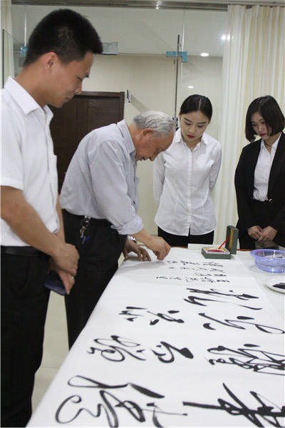 河北誠促會誠信萬里行走進(jìn)邯鄲耀騰企業(yè)管理咨詢集團(tuán) 郝小學(xué)